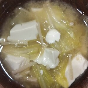 白ネギ、白菜、トーフと油あげのお味噌汁